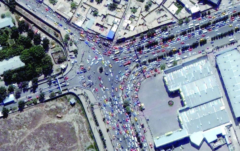 منظرعام للحشود وحركة المرور عند مدخل مطار كابول ، أفغانستان أمس.رويترز