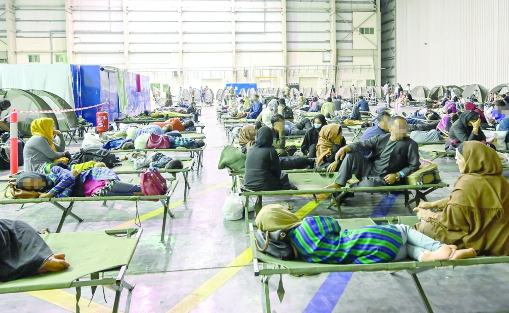 لاجئون ينتظرون في مركز إجلاء بعد مغادرتهم كابول.أ.ف.ب