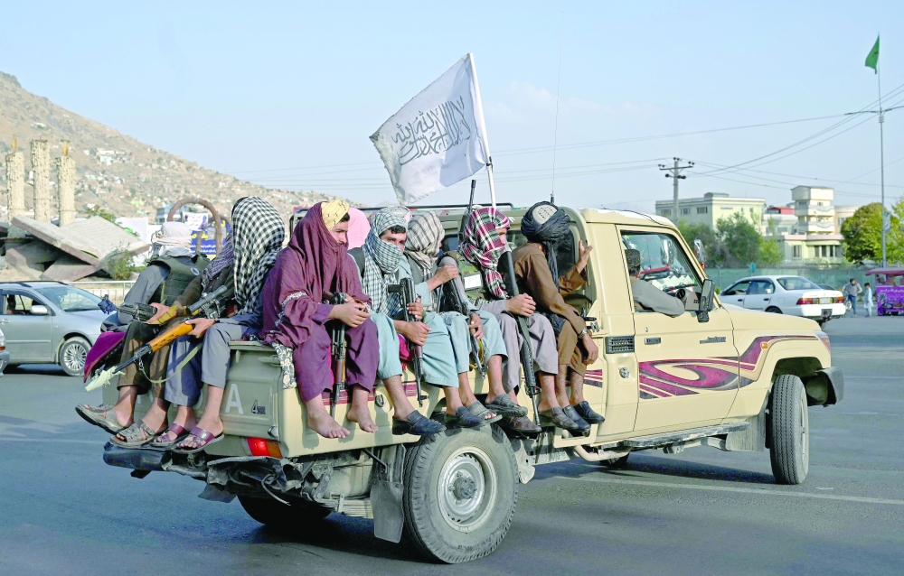 عدد من مقاتلي طالبان يتجولون في سيارة بشوارع كابول  "أ ف ب"