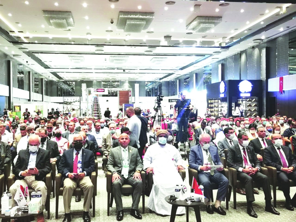 الوفد خلال مشاركته في الملتقى 