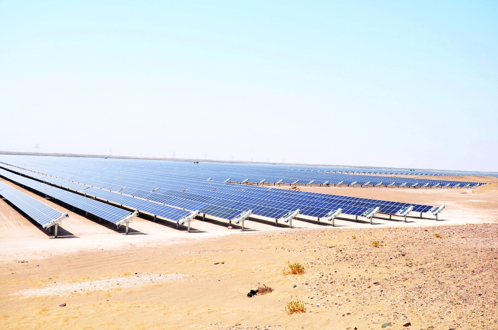 الألواح الشمسية بمحطة عبري للطاقة الشمسية