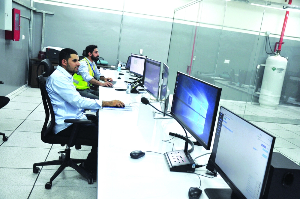 المهندسون بوحدة التحكم للمحطة