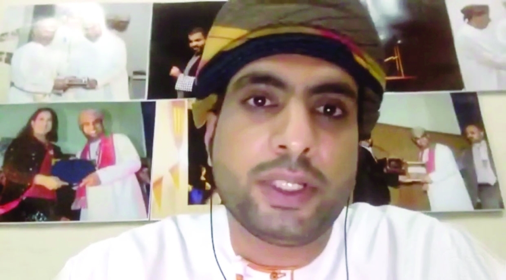 خليفة الحراصي متحدثا في جلسة تعقيب العروض المسرحية
