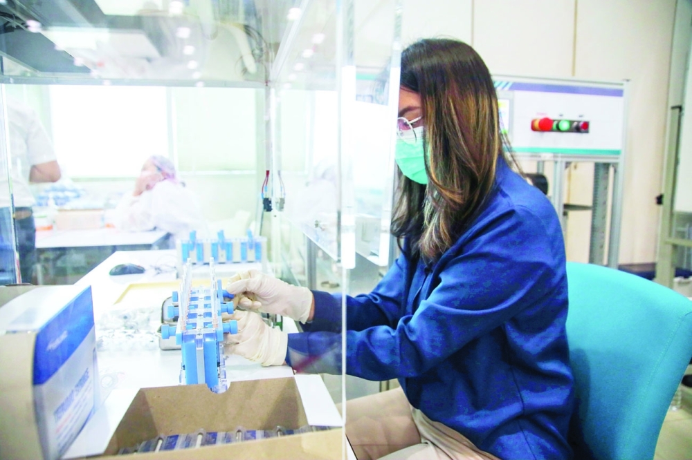  تايلاند تطور نظامًا آليًا لاستخراج المزيد من جرعات لقاح من قوارير استرازينكا في بانكوك. رويترز 