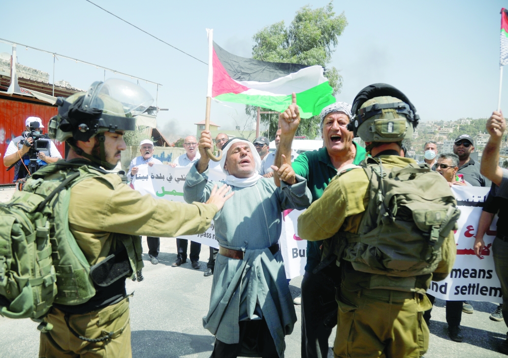 فلسطينيون يتظاهرون ضد الاستيطان الاسرائيلي، في قرية بيتا بالضفة الغربية المحتلة، امس.   رويترز 