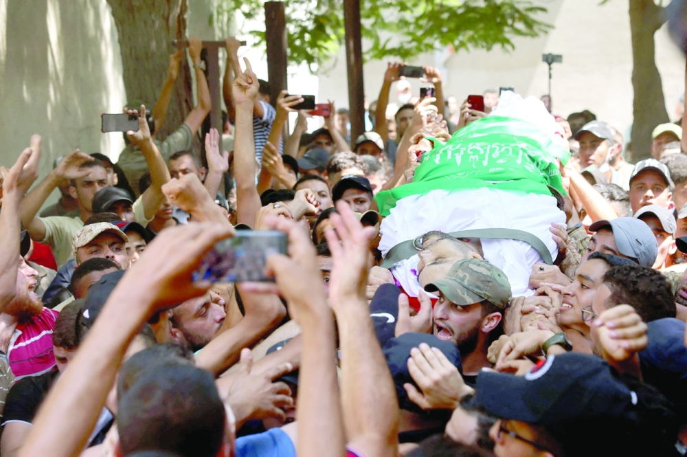 وتشيع الشاب الفلسطيني أسامة خالد، في مخيم جباليا للاجئين شمال قطاع غزة، امس.  ا ف ب 