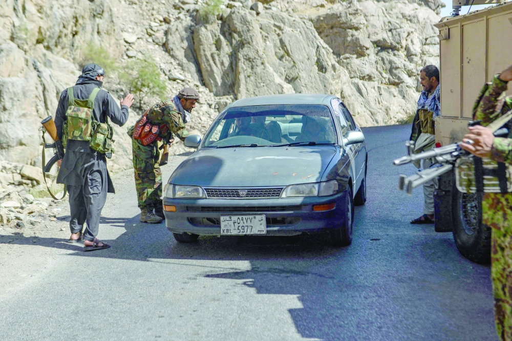 مليشيات مناهضة لطالبان تقوم بفحص المركبات المارة في منطقة وادي بانشير "المحاصر" بشمال شرق كابول، امس.   ا ف ب