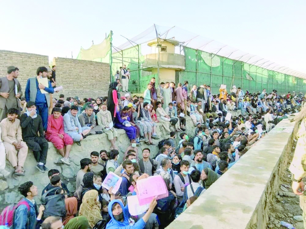 مئات الافغان يحاولون الدخول الى مطار كابول. رويترز