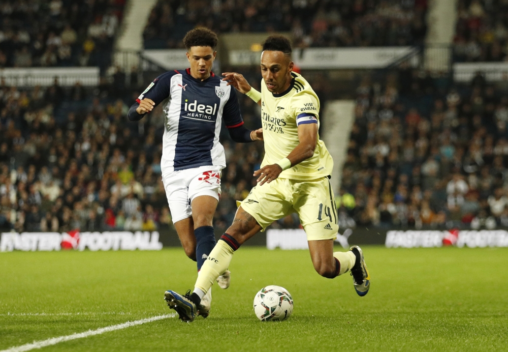 أوباميانغ ينطلق بالكرة 