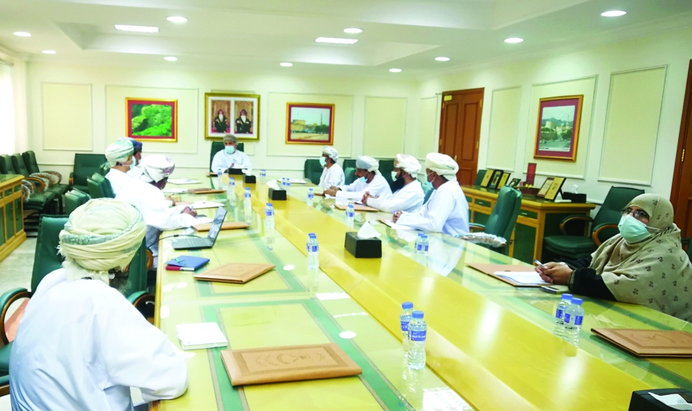 خلال اجتماع مدينة نزوى الصحية