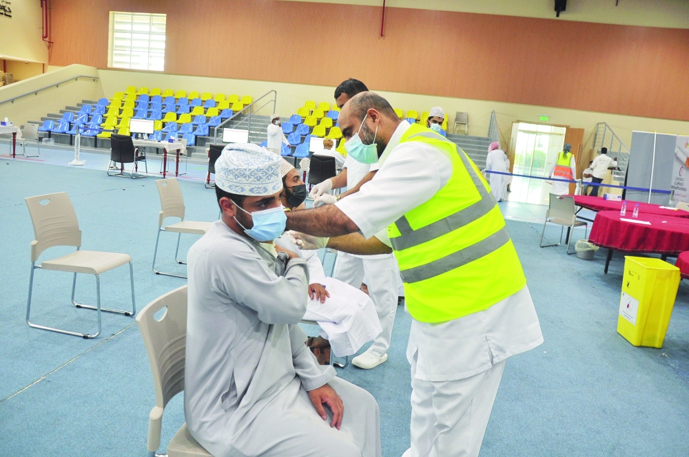 إقبال المواطنين على التطعيم بعبري