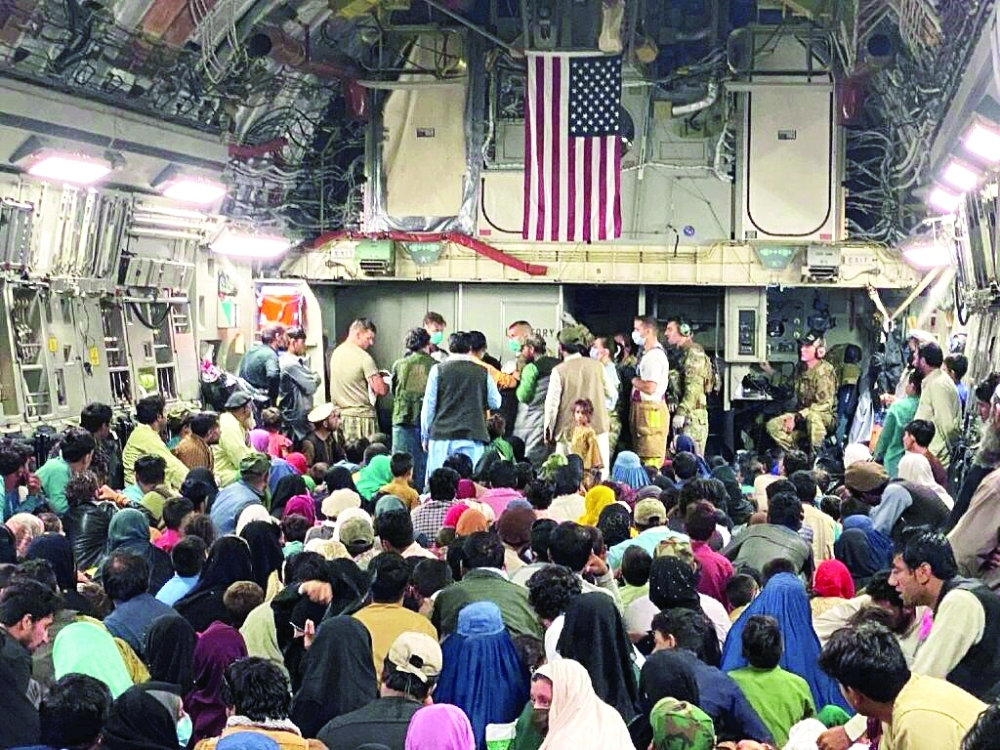 جانب من عمليات الاجلاء التي تقوم به القوات الجوية الامريكية، من افغانستان، اخذت الصورة بتاريخ 23 اغسطس 2021.   رويترز