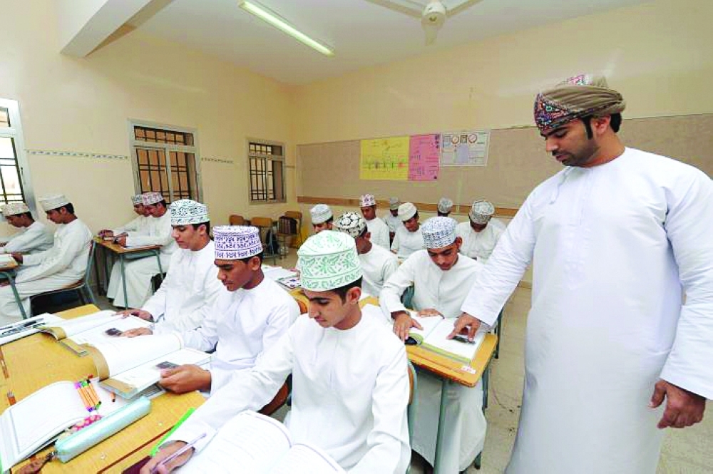 صورة أرشيفية لطلبة ينتظمون في أحد الصفوف الدراسية بإحدى مدارس السلطنة