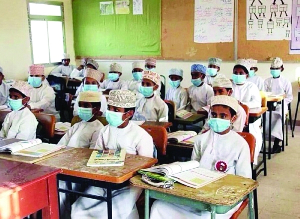 طلبة أحد الصفوف الدراسية يلتزمون بالإجراءات الاحترازية قبل إغلاق المدارس