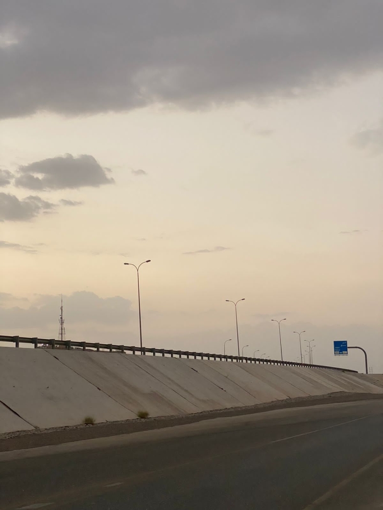 أنوار مزدوج أدم المطفأة تظهر من تحت الجسر المؤدي لولاية نزوى