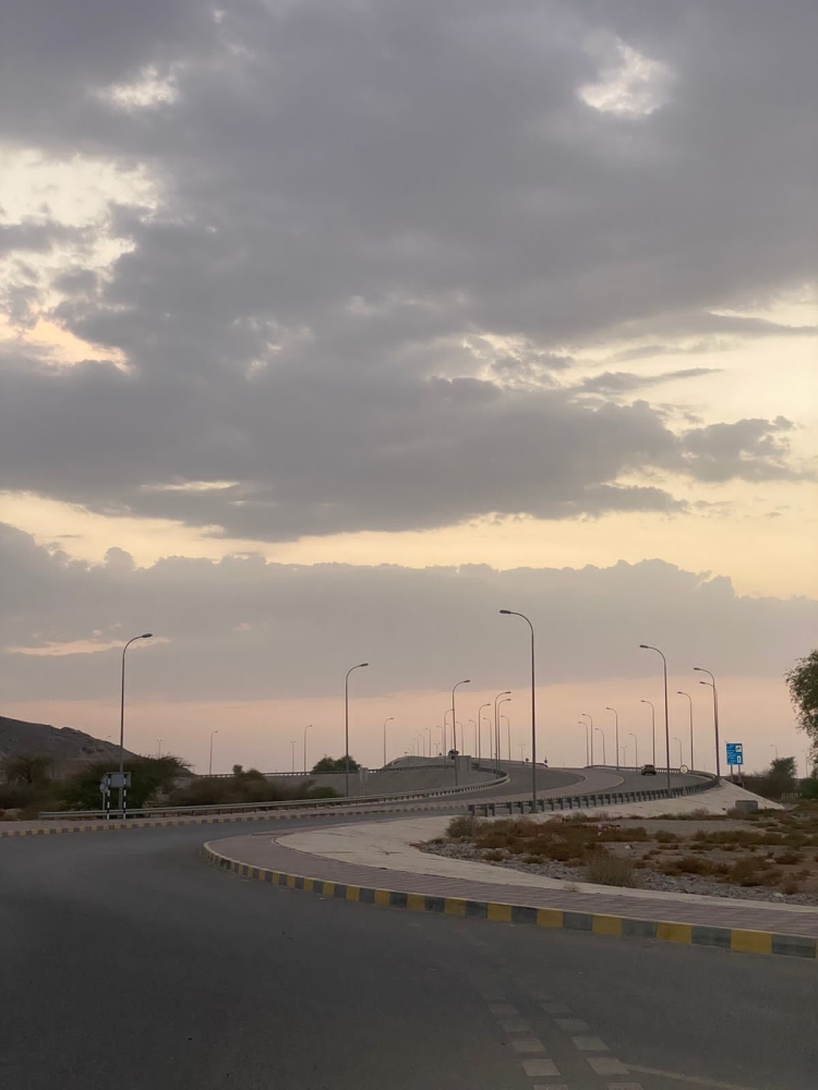 إنارات الجسر المؤدي لولاية أدم وتظهر مطفأة