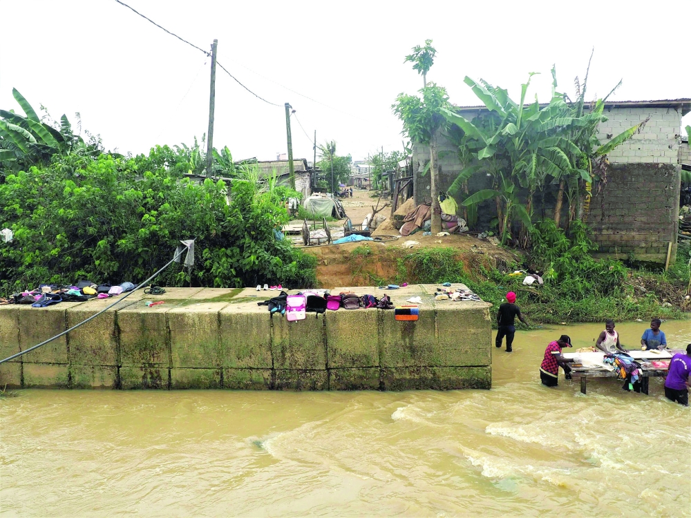 الناس يجففون الأشياء في حي ماكبي ميسوكي في دوالا بالكاميرون وقد أصيبت دوالا بالشلل والدمار بسبب الفيضانات. في منتصف أغسطس، مثل كل عام، غمرت المياه حي ماكبي ميسوكي غير الرسمي في دوالا في قلب العاصمة الاقتصادية للكاميرون.أ.ف.ب 