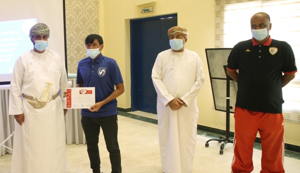 تسليم الشهادات للمشاركين بدورة المدربين