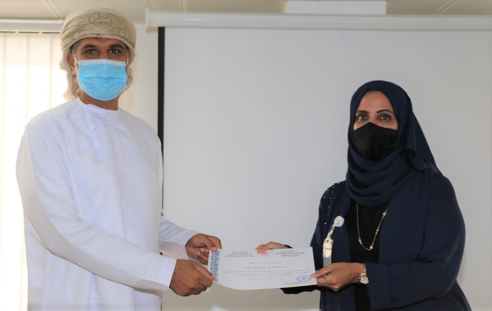 خلال توزيع الشهادات على المتدربين 