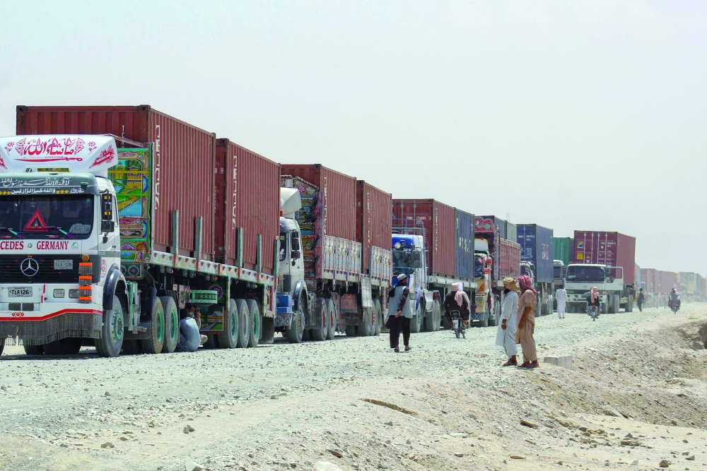 تصطف شاحنات الحاويات لدخول أفغانستان عند بلدة شامان الحدودية الباكستانية أمس.أ.ف.ب
