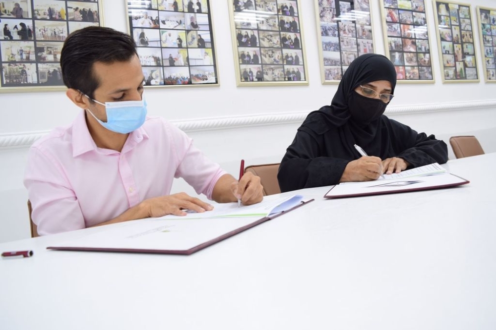 خلال توقيع الاتفاقية من الطرفين 