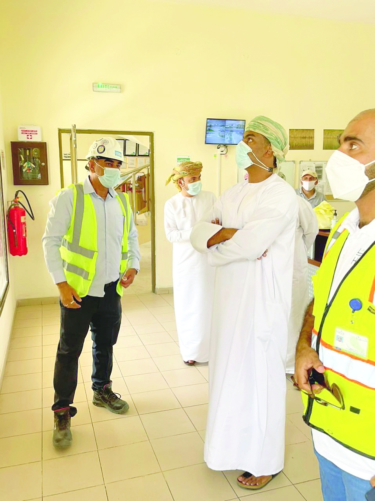 الزكواني يطلع على سير العمل في محطة تحلية المياه الجديدة بمحافظة مسندم 