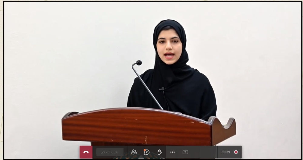 الطالبة علياء الكمزارية تلقي كلمة المكرمين