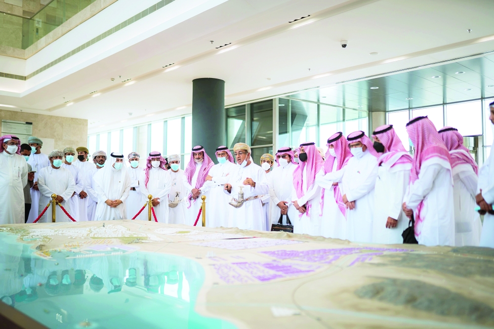 الوفد السعودي لدى وصوله مبنى المنطقة الاقتصادية الخاصة بالدقم