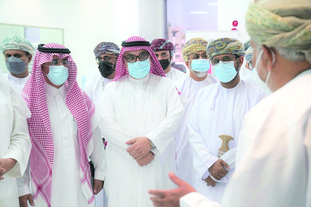 الوفد التجاري يطلع على المشاريع والشركات بمياء صحار 