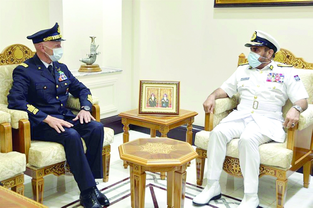 الرئيسي خلال استقباله الفريق أول إنزو فيتشارلي