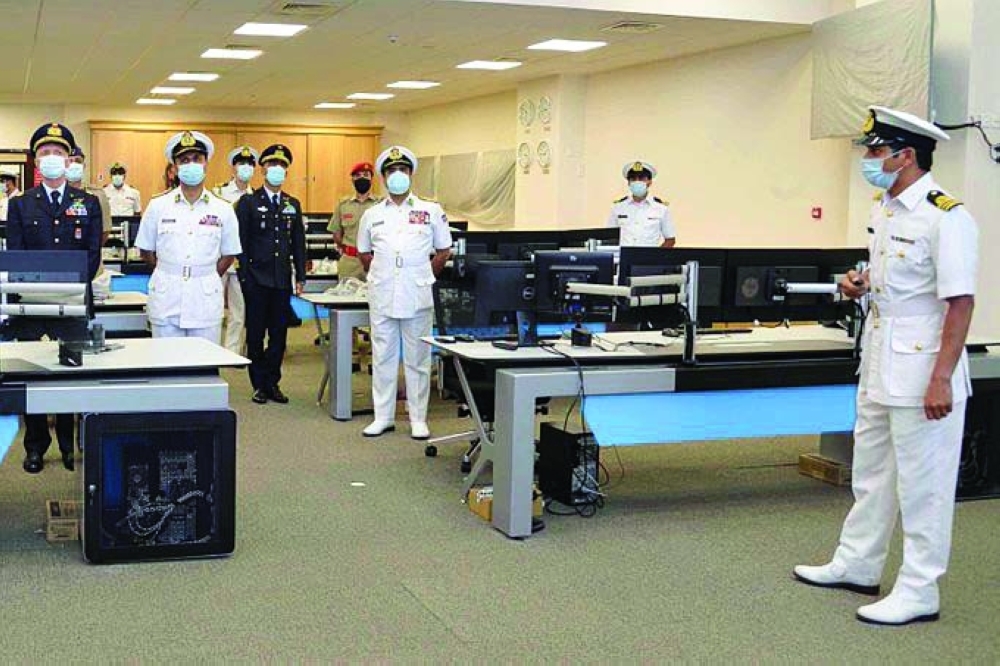 الضيف لدى اطلاعه على مرافق مركز الأمن البحري