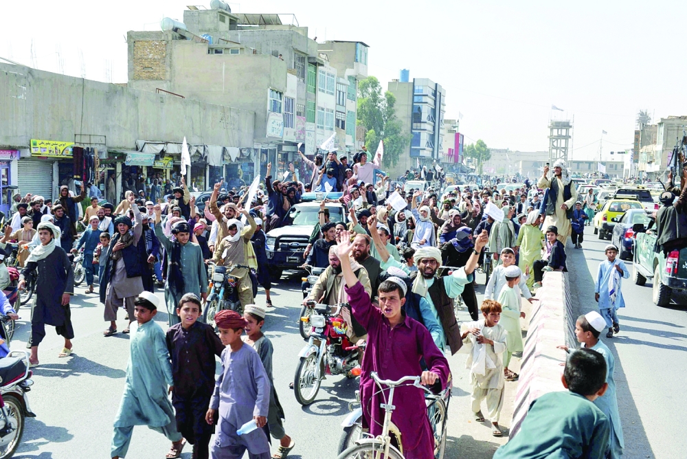 أنصار طالبان يرددون شعارات ويلوحون بأعلام طالبان وهم يسيرون على طول أحد شوارع قندهار ابتهاجا بانسحاب القوات الأمريكية من بلادهم بعد 20 عامًا من الحرب.أ.ف.ب