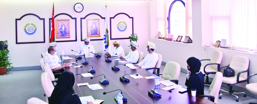 أثناء المؤتمر الصحفي الذي أقيم بمقر الغرفة لتدشين هوية المركز                                                                                    تصوير - شمسة الحارثية