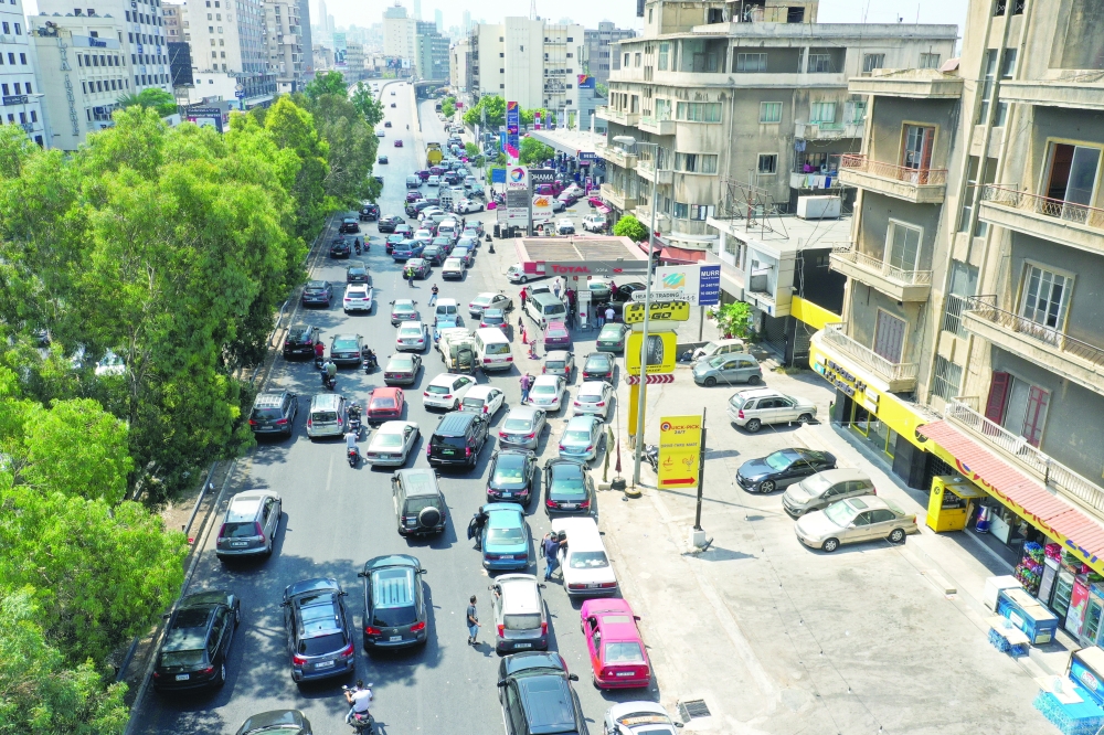رفعت السلطات اللبنانية منذ يونيو مرتين أسعار المحروقات، إلا أن ترشيد الدعم لم يخفف من الأزمة، ولا يزال السكان ينتظرون في طوابير لساعات طويلة لشراء البنزين لسياراتهم. رويترز 