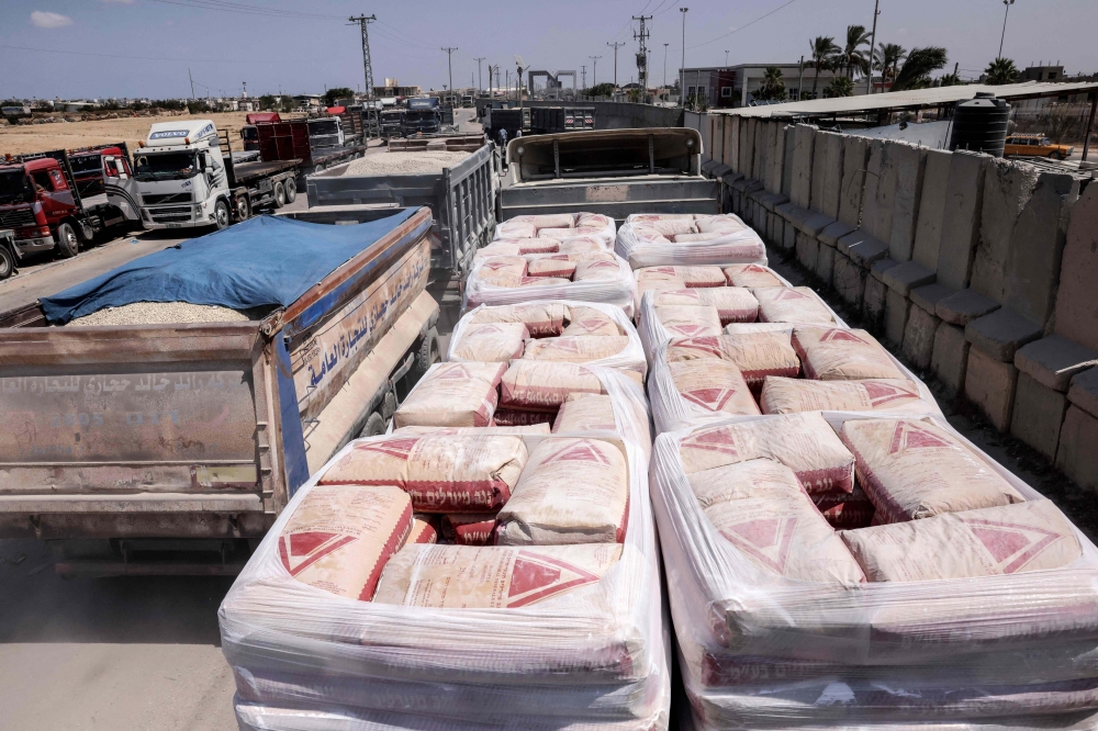 شاحنة تحمل إمدادات الأسمنت للفلسطينيين تصل إلى معبر كرم أبو سالم مع إسرائيل في رفح في جنوب قطاع غزة امس. أ.ف.ب 