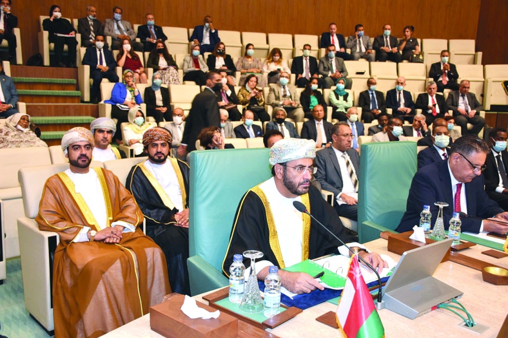 وفد السلطنة المشارك في اجتماعات المجلس