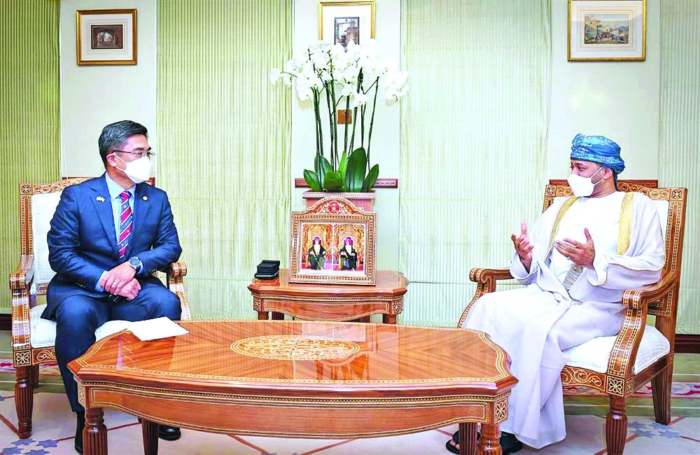 السيد بدر بن حمد يستقبل الوزير الكوري