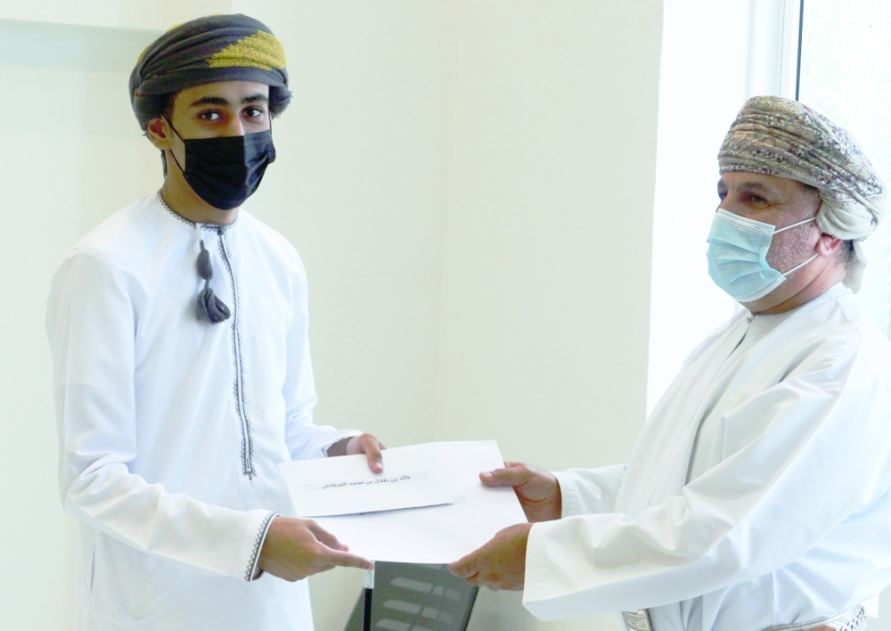 تكريم أحد الطلاب