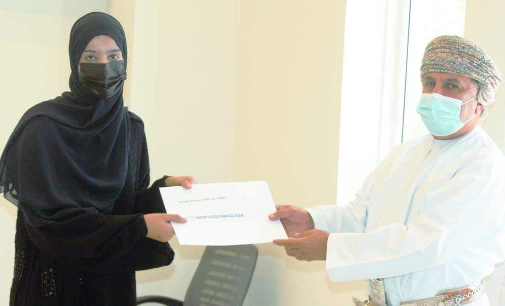 تكريم إحدى الطالبات