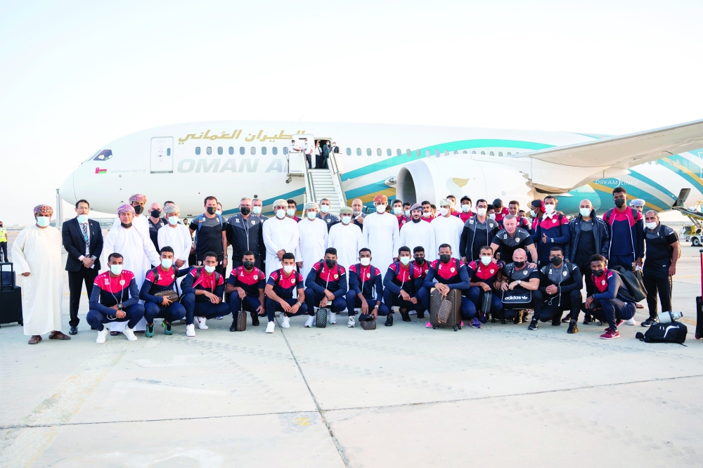 استقبال المنتخب الوطني عند وصوله مطار مسقط