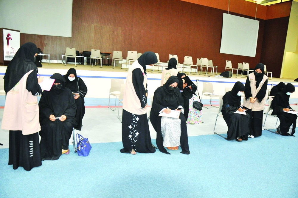 المتطوعات يقمن بدور حيوي داخل قاعة التحصين بعبري