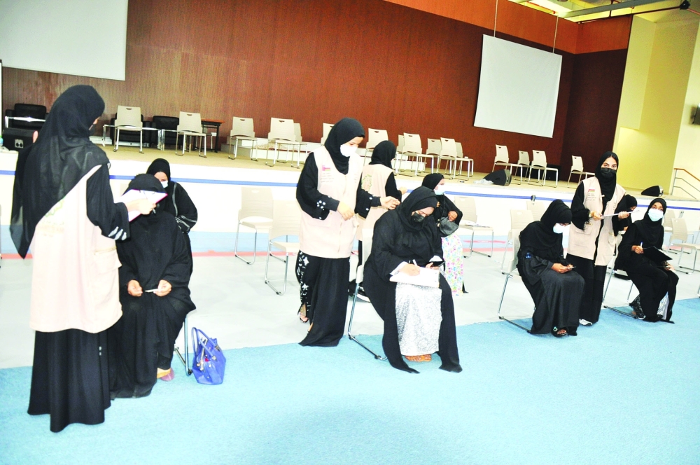 المتطوعات يقمن بدور داخل قاعة التحصين بعبري