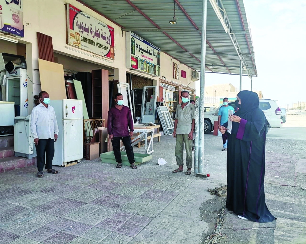 جانب من توعية العمال