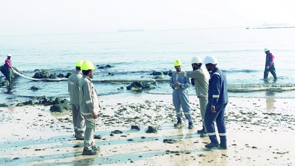 متابعة حالات التلوث التي تحدث على الشواطئ