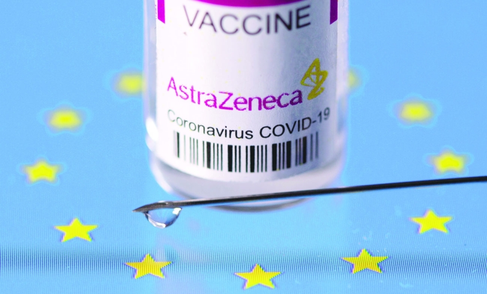  قارورة " لقاح استرازينيكا ضد مرض كورونا موضوعة على علم الاتحاد الأوروبي في اشارة الى التوصل لتسوية حول الخلاف بشأن تأخر تسليم كميات اللقاح. رويترز 