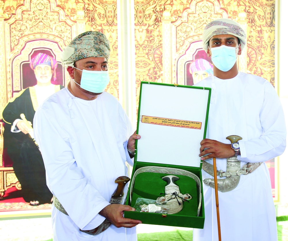 تقديم هدية تذكارية لراعي المناسبة