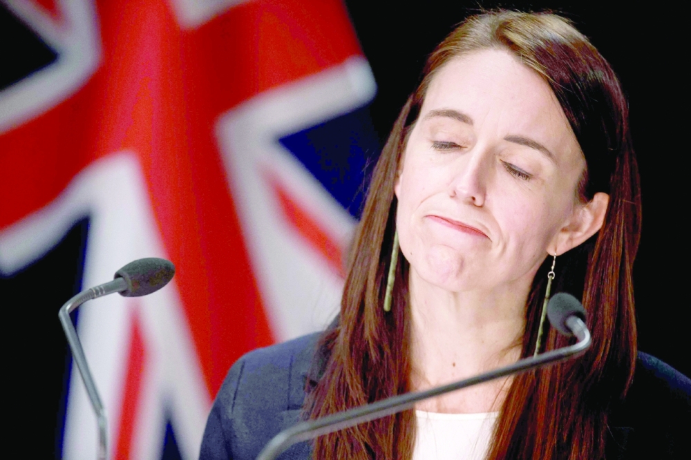 تأثر رئيسة الوزراء جاسيندا أرديرن يظهر على وجهها.  "أ ف ب" 