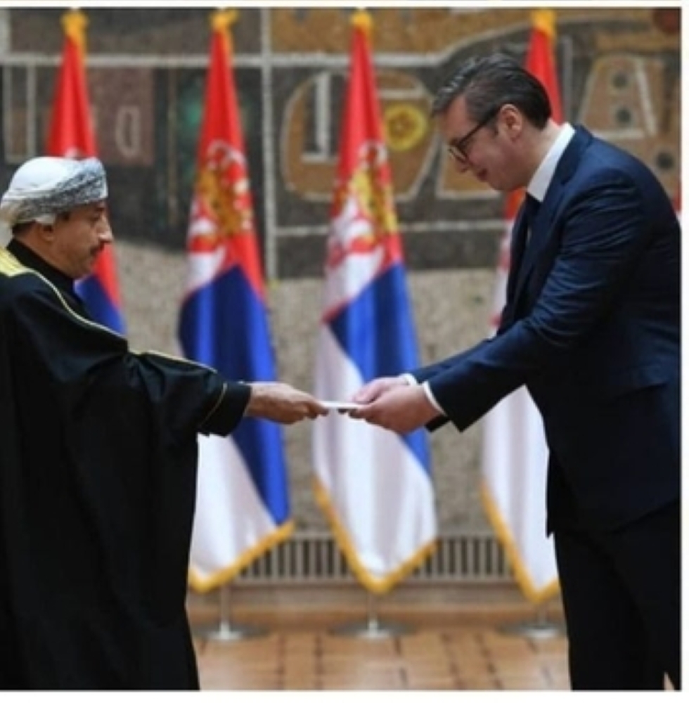 رئيس جمهورية صربيا أثناء تسلمه  أوراق اعتماد  السفير