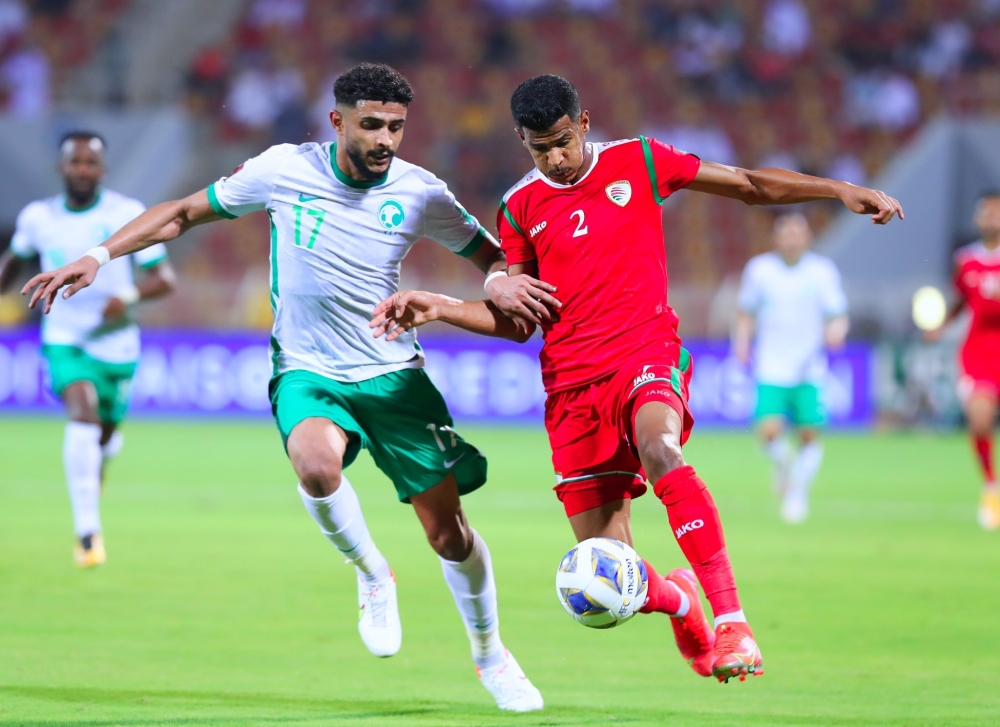 جانب من لقاء منتخبنا الوطني وشقيقه السعودي