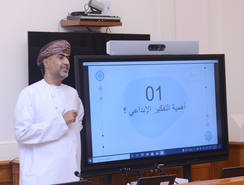 د. عبدالله الكعبي يقدم محاضرته